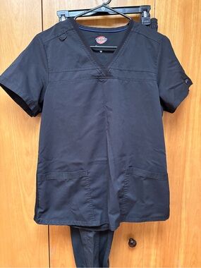 Dickies women’s Black Scrubs